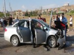 RAMAZAN KESKIN - Otomobiller Çarpıştı 4 Kişi Yaralandı