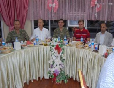 Tatvan'daki Protokol Üyeleri Esnafla İftar Yemeğinde Bir Araya Geldi