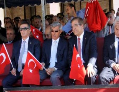 30 Ağustos Kutlamalarında Saygı Duruşu Tartışması