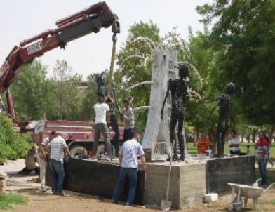Bdp'li Belediye, Mayınlı Saldırıda Ölenlerin Heykellerini Dikti