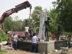 BATMAN BELEDIYESI - Bdp'li Belediye, Mayınlı Saldırıda Ölenlerin Heykellerini Dikti