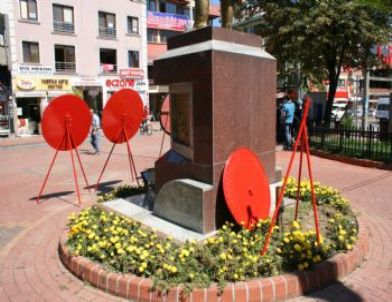 CHP İlçe Teşkilatı Ayrı Çelenk Koydu