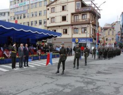 Protokol Zafer Bayramını Kutlamalarını Ayakta İzledi