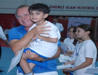 Muratpaşa Belediyesi Yaz Spor Okulu’nda Sertifika Sevinci