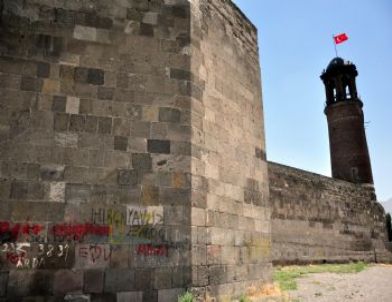 Kalenin Duvarlarını Yazı Tahtasına Çevirdiler