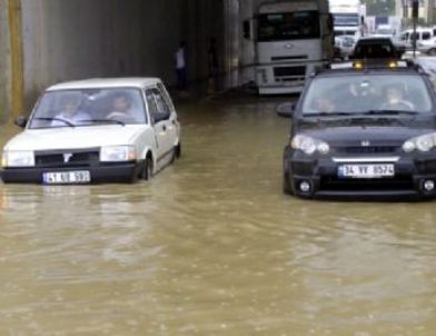 Sağanak Yağmur Anadolu Yakasında Etkili Oluyor