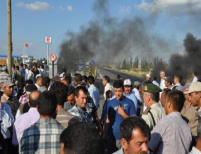 Çiftçiler Niğde-kayseri Yolunu Trafiğe Kapattılar