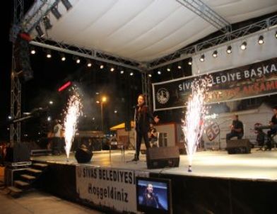 Oğuz Aksaç Hayranlarıyla Buluştu