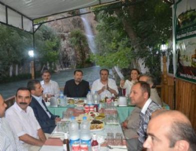 AK Parti Grup Başkan Vekili Mahir Ünal'ın Şelale Altında İftar Keyfi