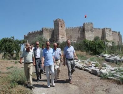 Bakan Günay Ayasuluk Kalesinde İncelemelerde Bulundu