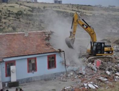 Belediye Kaçak Genelev Binasını Yıktı