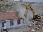 GENELEV - Belediye Kaçak Genelev Binasını Yıktı