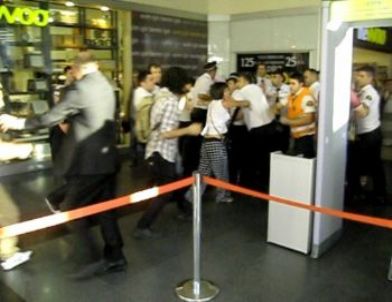 Güvenlikçilerle Eylemciler Arasında Tekmeli-Yumruklu Kavga