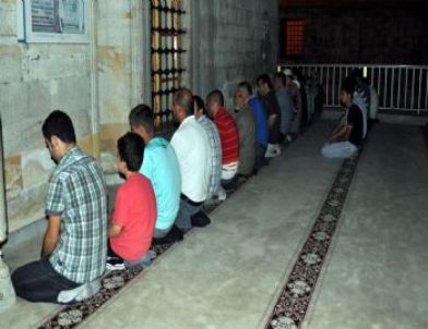 Vatandaşlar Karanlıkta Namaz Kıldı