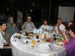 İSKENDER YÖNDEN - Kaymakam Yönden'den Şehit Yakınlarına ve Gazilere İftar Yemeği