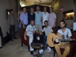 GÖKHAN AKAR - Şarkıcı  Gökhan Akar, İzmir'de Gönül Kahvesi'nde Dinleyicileriyle Buluştu