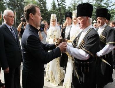 Güney Osetya’ya Giden Medvedev: Gürcistan’ı Barışa Zorlama Kararımız Adil İdi