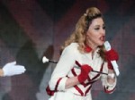 PUNK - Madonna, Punkçı Kızlarına Dua Ediyor