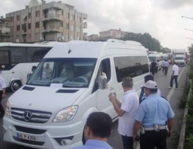 Eylem Yapan Servisçiler D-100 Karayolu'nu Trafiğe Kapattı