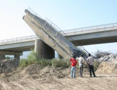 Ölüm Köprüsü Parça Parça Yıkılıyor