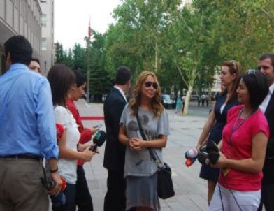 Ünlü Şarkıcı Evcimik Başbakanlık’ta