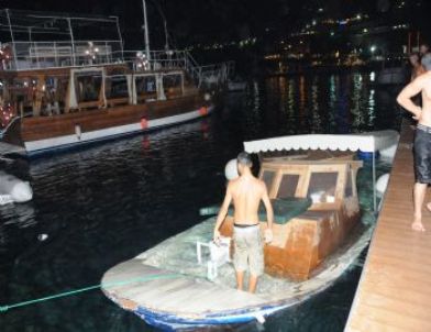 Antalya Limanı'nda Demirli Tekne Battı
