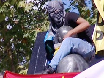 Dünya Barış Günü'nde Atatürk heykeline büyük saygısızlık