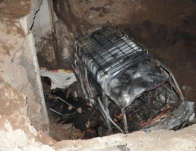 Kaza Yapan Minibüste Yangın: 4 Ölü, 10 Yaralı