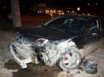 IŞIK İHLALİ - Hurdaya Dönen Otomobilden Burnu Kanamadan Kurtuldu