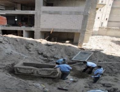 Otopark Kazısı Sırasında Lahit Çıktı