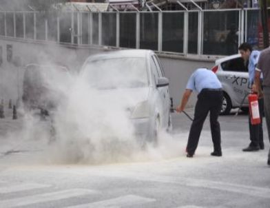 Park Halindeki Yanan Otomobili Vatandaşlar Söndürdü