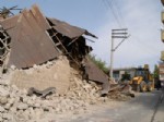 TARİHİ BİNA - Ergani’de Metruk Binalar Yıkılıyor