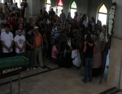 Tiyatrocu Çiftin Balkondan Düşen Kızları Defnedildi