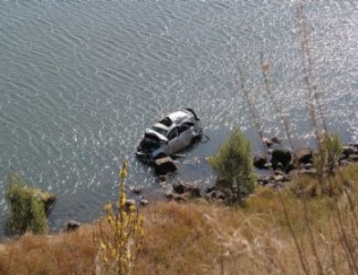 Virajı Alamayan Araç, Göle Uçtu: 3 Yaralı