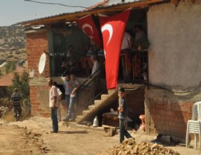 Demirci Şehidini Bekliyor