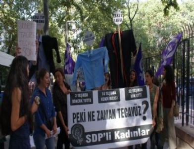 Adalet Bakanlığı Önünde 'tecavüz' Protestosu