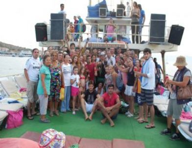 Denize Karanfil Bıraktılar