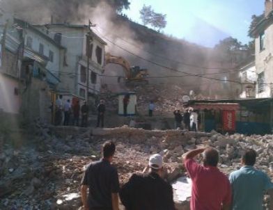 Genelev Etrafındaki Yasa Dışı Duvarlar Tekrar Yıkıldı