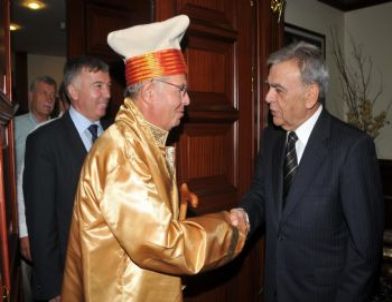 İzmir Büyükşehir Belediye Başkanı Aziz Kocaoğlu, Alsancak Stadı ve Avm'ye Kentin Geleceği İçin Karşı