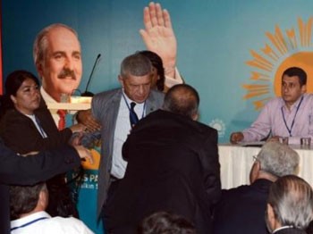 HAS Parti kongresinde partililer birbirine girdi