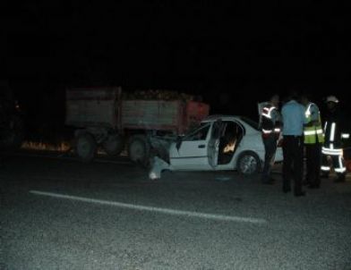 Otomobil Traktörün Altına Girdi: 2 Ölü