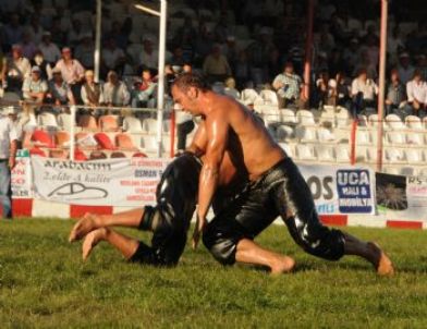 Bahçeli, Güreşçilere Madalyalarını Taktı