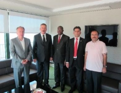 Nijerli Bakan, İzmirli İşadamlarını Sağlık Yatırımı İçin Ülkesine Davet Etti