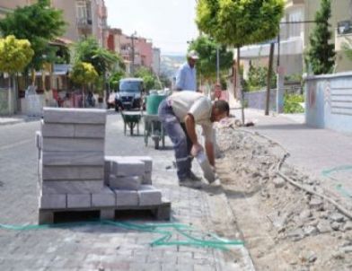 Üniversite Caddesine Andezit Tretuvar Kaplama Döşeniyor