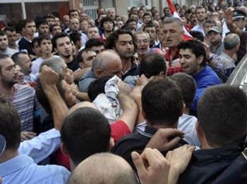 Şehit cenazesinde yumruklar konuştu