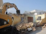 BEDEVI - Yol Üzerinde Kalan Tek Katlı Bina Yıkıldı