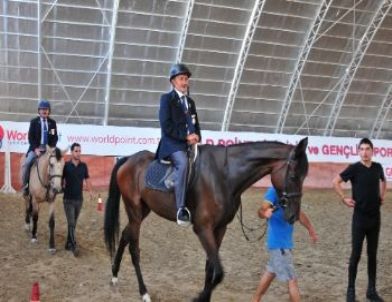 Beylikdüzü’nde Yaşayan Gaziler At Bindi