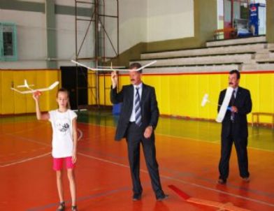 Öğrencilerine Öğretebilmek İçin Model Uçak Yapımını Öğrendiler