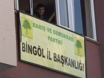 Vatandaşlar taş ve sopalarla BDP binasına saldırdı