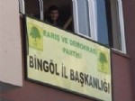 BARıŞ VE DEMOKRASI PARTISI - Vatandaşlar taş ve sopalarla BDP binasına saldırdı